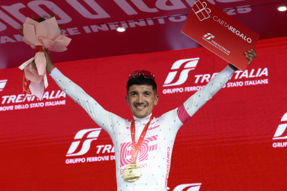 Richard Carapaz celebra en el podio tras su victoria en la undécima etapa del Giro de Italia.