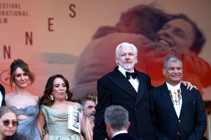 Kathleen Fournier, Stella Assange, Julian Assange y el expresidente de Ecuador Rafael Correa asisten al estreno de The History of Sound