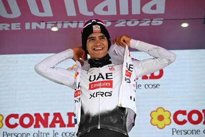 Isaac Del Toro continuó como líder de la general del Giro de Italia y advirtió sobre Carapaz.