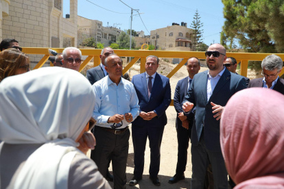 Algunos de los diplomáticos de países europeos, americanos, árabes y asiáticos que participaban en la visita a la localidad de Yenín.