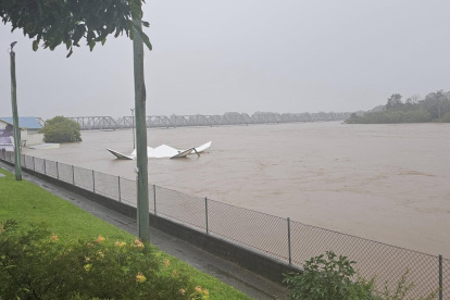 Miles de personas permanecen aisladas y al menos 300 han sido evacuadas a raíz de las inundaciones que sufren varias poblaciones del estado de Nueva Gales del Sur, el más poblado de Australia.