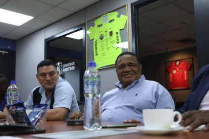 Jorge Guzmán (d), presidente de Emelec, durante la reunión que mantuvo con Néstor Pitana, presidente de la Comisión Nacional de Arbitraje, este miércoles 21 de mayo.