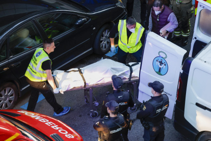 Miembros de la Hermandad de la Sangre de Cristo recogen el cadáver de un fallecido en un suceso en la ciudad española de Zaragoza.