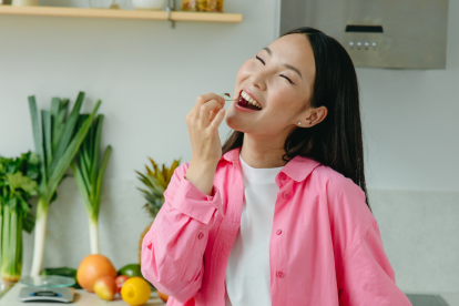 Muchas frutas ayudan a neutralizar los radicales libres que pueden dañar las células.