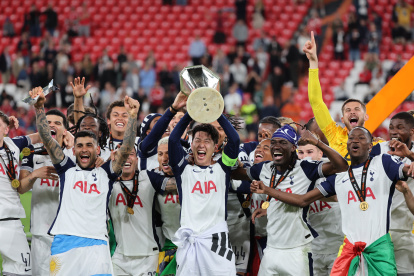 Los jugadores del Tottenham celebran con el trofeo el título de la Liga Europa, tras ganar la final que Tottenham Hotspur y Manchester United disputaron este miércoles en el estadio de San Mamés, en Bilbao. EFE/Luis Tejido