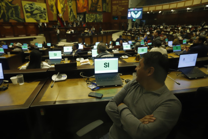 Aunque aceptaron la renuncia, los asambleístas del correísmo dieron la espalda al hemiciclo legislativo.