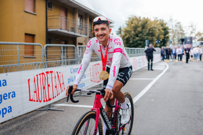 Richard Carapaz estuvo feliz con la medalla que recibió por ganar la etapa 11 del Giro de Italia 2025.