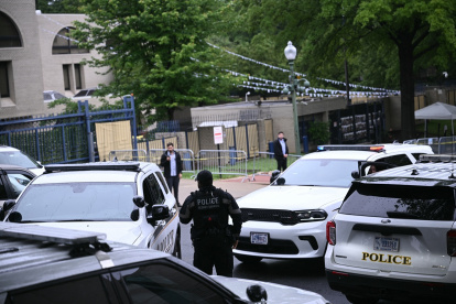 Agentes de seguridad rodean la Embajada de Israel en Washington, DC, el 22 de mayo de 2025, luego de un tiroteo que dejó dos personas muertas.