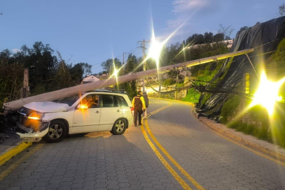 Una camioneta se chocó contra un poste en la av. De Los Conquistadores y provocó el cierre del tránsito en la conexión con la av. Simón Bolívar.