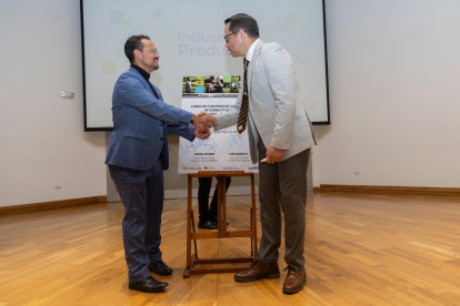 Francisco Miño, presidente del Directorio de BanEcuador y Edison Martínez, secretario Técnico del Conadis firman convenio.