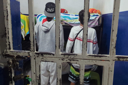 Dos jóvenes en el interior de una clínica clandestina de rehabilitación en Guayaquil, este jueves 22 de mayo.