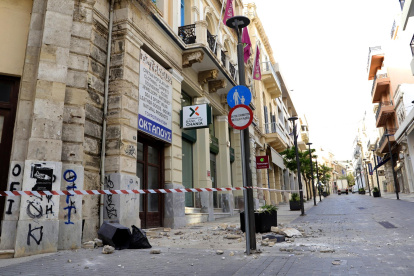 Calles urbanas afectadas por el terremoto ocurrido el 22 de mayo de 2025 en Grecia.