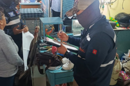 En uno de los negocios se encontraron cinco celulares reportados como robados.