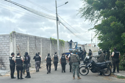 Militares y policías ingresaron a sectores dominados por Los Choneros en Manta durante el operativo Apolo 12, ejecutado la madrugada del 22 de mayo.