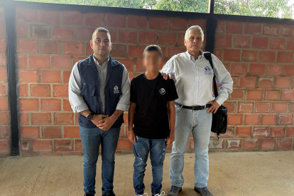 Defensoría del Pueblo de Colombia que muestra a dos funcionarios de la entidad acompañando al niño Lyan Hortúa, luego de su liberación en Jamundí (Colombia).