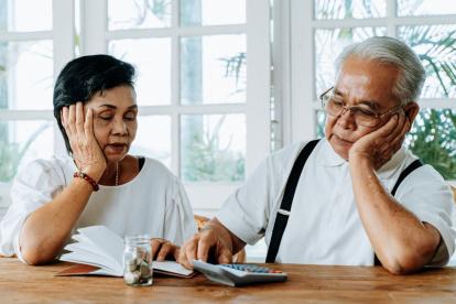 Los jubilados en Estados Unidos verán mermados sus ingresos debido al cobro de deudas estudiantiles impagas.