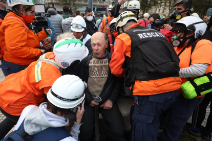 Una persona recibe atención médica durante una marcha de jubilados este miércoles, frente al Congreso de la Nación en Buenos Aires