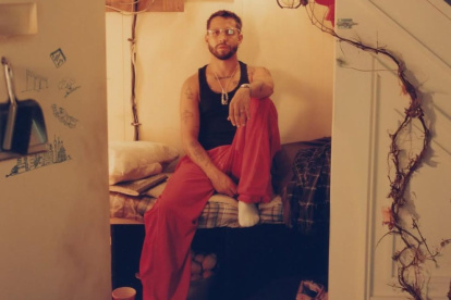 Mora sorprende con su nuevo álbum titulado ‘Lo Mismo de Siempre’