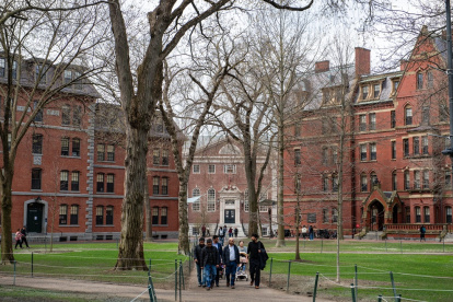 La gente camina por Harvard Yard en el campus de la Universidad de Harvard en Cambridge, Massachusetts, el 15 de abril de 2025.