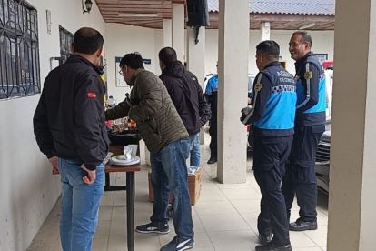 Agentes de control municipal decomisaron productos en mal estado y licor artesanal