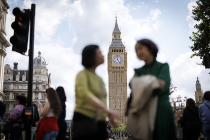 Gente visita la Plaza del Parlamento con la Torre Isabel, comúnmente conocida como el Big Ben, al fondo, en Londres, Gran Bretaña, 12 de mayo de 2025.