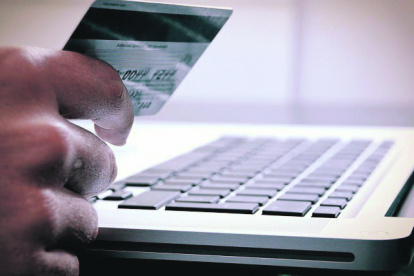 El organismo tributario detectó que contribuyentes usan varias tarjetas bancarias para superar el límite exento de USD 5.109,79.