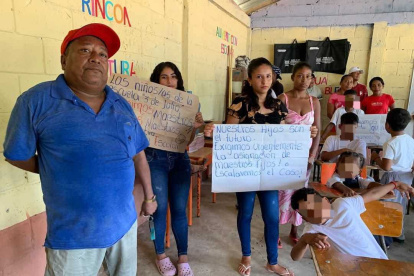 Cada mañana, estudiantes acuden a la escuela 3 de Julio y se sientan en pupitres rotos, esperando aprender nuevos conocimientos.
