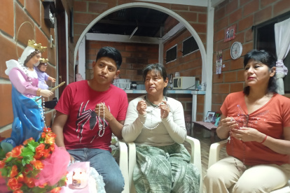 Las familias de Playas reciben la imagen de la Virgen en sus hogares.