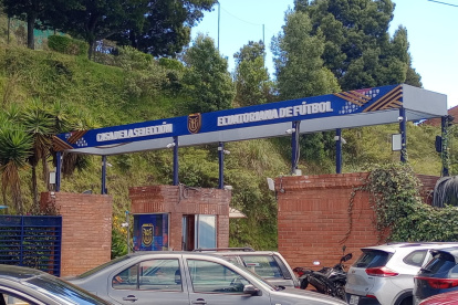 Ambiente. El parqueadero externo de la Casa de la Selección, en Quito, empezó ya a albergar a una mayor cantidad de autos de quienes alistan todo para recibir a la Tri.