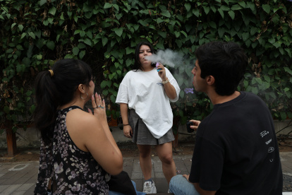 Dramatización. El "vape" es principalmente consumido por jóvenes.