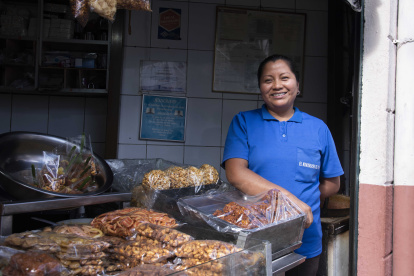 En la intersección de las calles Rocafuerte y García Moreno se encuentra el tradicional maní de dulce y otros dulces tradicionales.