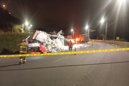 El camión quedó destrozado sobre el carril contrario de la av. Panamericana Norte, tras el accidente contra un bus interprovincial.