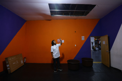 Un techo caído, goteras, fisuras y una sala inutilizable son algunos de los problemas que afectan al espacio.