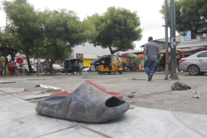 En el lugar del crimen quedaron algunas evidencias del sicariato del padre y su hijo, quienes eran extorsionados.