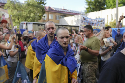 Familiares y amigos de prisioneros de guerra ucranianos dan la bienvenida a sus seres queridos luego de un intercambio de prisioneros en un lugar no revelado, Ucrania, el 23 de mayo de 2025, en medio de la invasión rusa.