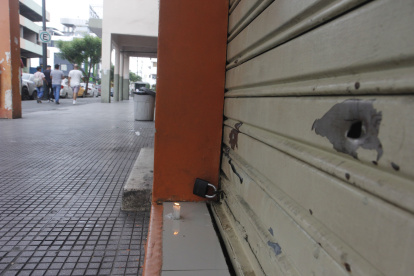 Las balas penetraron la puerta de un restaurante del sector.