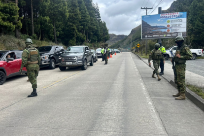 En la vía Cuenca- Molleturo- El Empalme se desarrolló un operativos de control de armas.