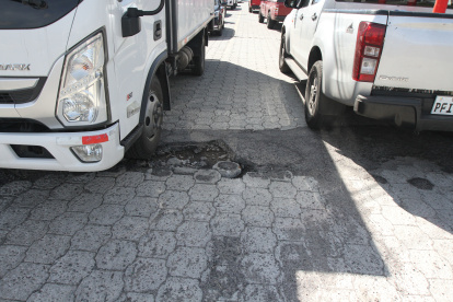Los daños complican la circulación vehicular y amenazan con dañar llantas y suspensiones de los autos.