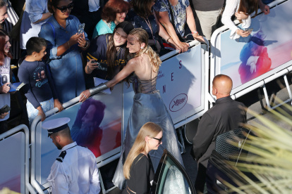 Enora Hope posa con sus fans en el estreno de "The Mastermind", el viernes 23 de mayo, durante el 78º Festival de Cine de Cannes.