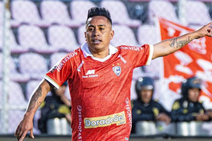Christian Cueva destaca como volante en Cienciano.