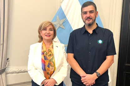 La embajadora de la Unión Europea, Jekaterina Doródnova, junto al alcalde de Guayaquil, Aquiles Álvarez.