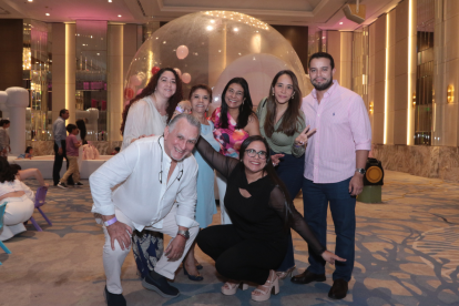 María Leonor Calero, Elena Pazmiño de Calero, Isabel Sojos de Célleri, Andrea Célleri, Marco Romero, César Célleri y Stephanie Célleri.