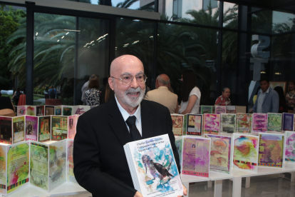 El doctor Roberto Jiménez Santistevan posa orgulloso con su libro.