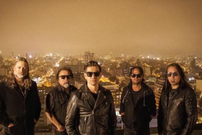 Los integrantes de la banda son, de izquierda a derecha, Coqui de Tramontana (guitarra), Martín Tuesta (guitarra), Omar Pizarro (voz), Miguel Tuesta (bajo) y Hans Menacho (batería).