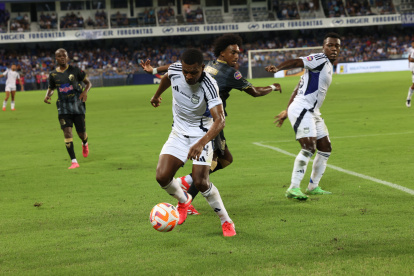 Emelec atraviesa un mal momento futbolístico en la LigaPro 2025.