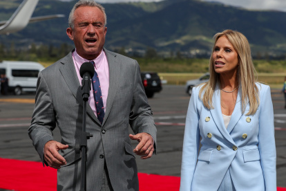El secretario de Salud y Servicios Humanos de los Estados Unidos, Robert F. Kennedy Jr., habla junto a su esposa Cheryl Hines.