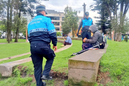 Los residentes y propietarios de locales de La Mariscal reportan incidentes con libadores y personas sin hogar. Los agentes municipales realizan patrullajes constantes.