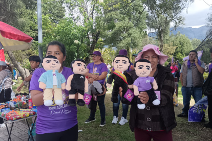 Peluches con la imagen de Daniel Noboa fueron el producto estrella durante su posesión presidencial en Quito.