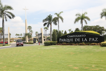 Fachada del Parque de La Paz en la vía a Samborondón.