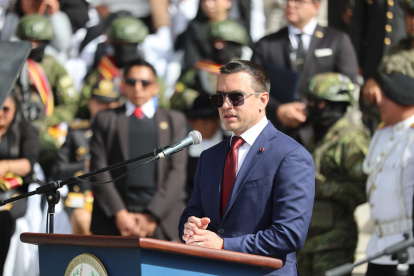 En la Cima de la Libertad, el presidente Daniel Noboa participa en la ceremonia por la Batalla de Pichincha y el Día de las Fuerzas Armadas; es recibido con honores por el Alto Mando Militar.